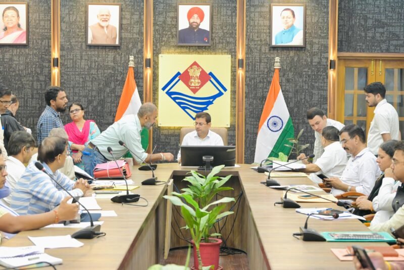 102 Complaints Registered at Samadhan Diwas in Dehradun; Fraud Cases Involving Investments and Jobs Reported